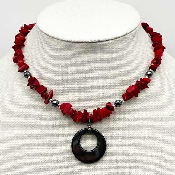Unbranded Jewelry - Red Stone Chip Gunmetal Gray Circle Pendant Fashion Necklace 15.5”